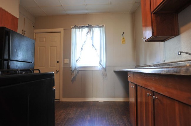 Building Photo - 401 N Shabbona St