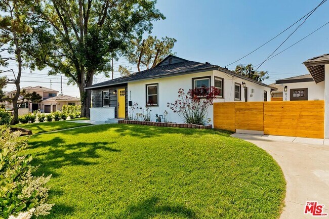 Building Photo - 6704 N Muscatel Ave