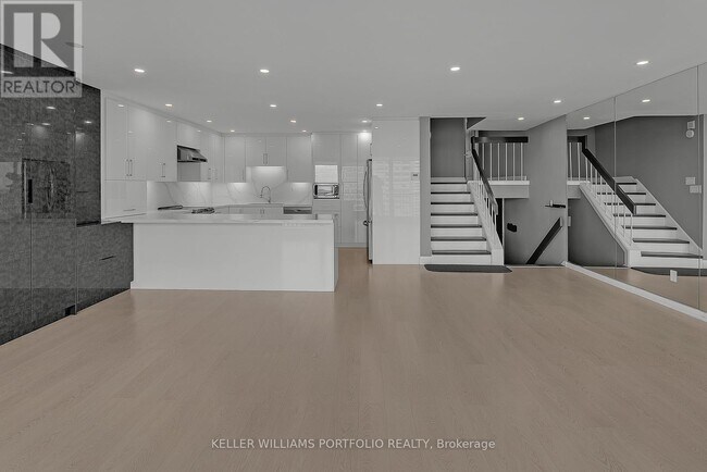 Building Photo - 33-2833 Harbour Square