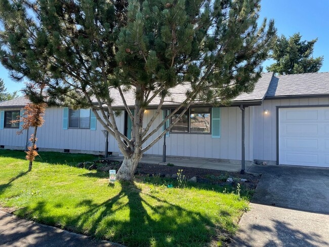 Building Photo - Newly Updated 3 Bedroom 2 Bath Home