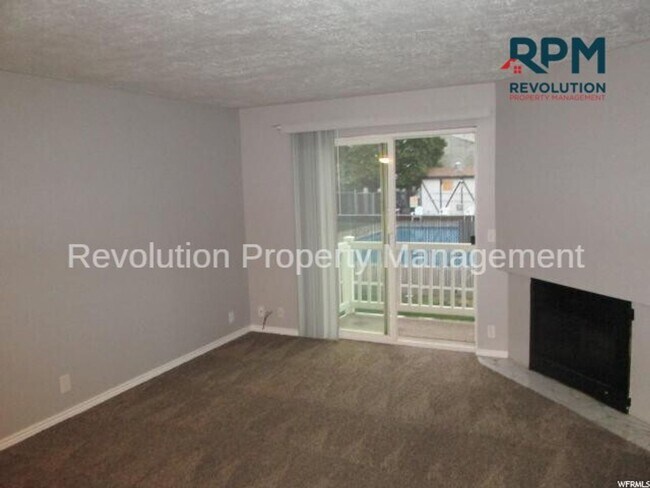 Building Photo - 2 Bedroom in Great Roy Location!