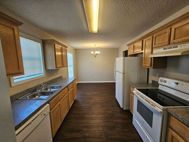 Building Photo - Renovated 3BR 2BA Home w/ 2-Car Garage • Open-View Kitchen • Garage • Garden Tub in Griffin