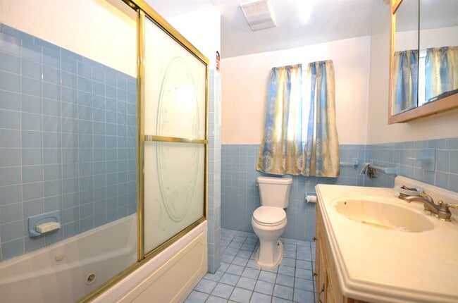 Building Photo - 572 E 25th St