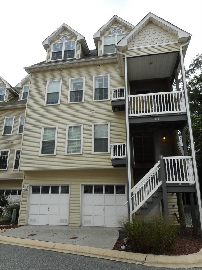 Building Photo - 204 Seneca Way