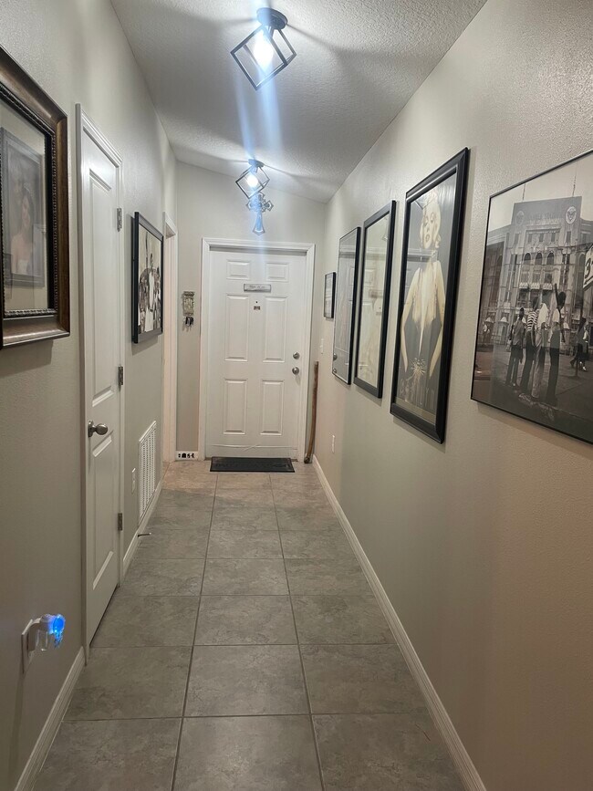 Foto del edificio - 17044 Yellow Pine St