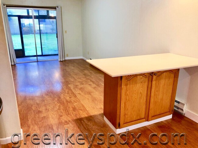 Foto del edificio - 3-Bedroom Unit on one level with a 1-car garage! Rent includes water-sewer and garbage!