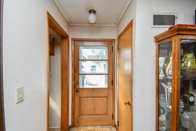 Building Photo - Spacious Central Sioux Falls Home with Ent...