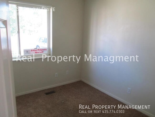 Building Photo - 295 Willow Dr