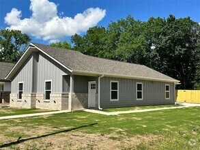 Building Photo - 825 Edgar St