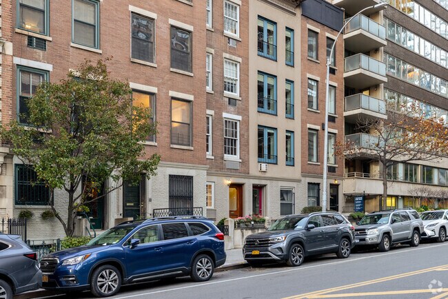 Building Photo - 337-339 W 70th St
