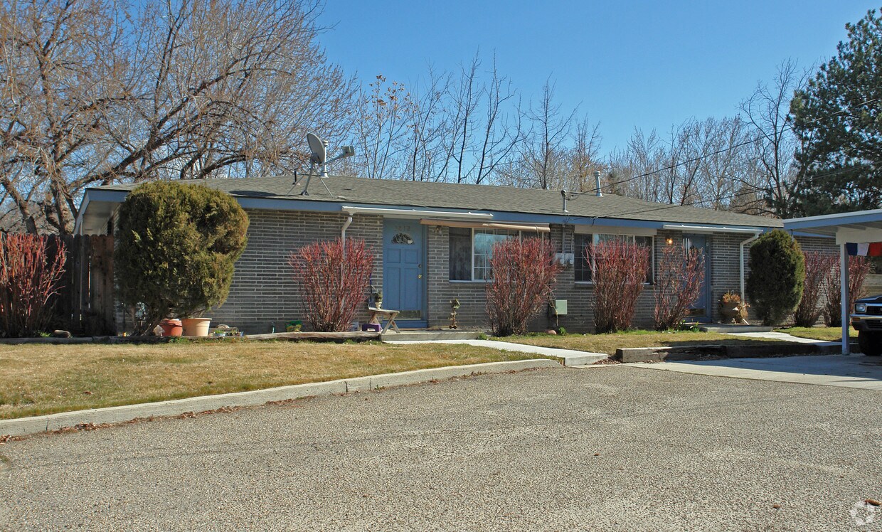 Foto del edificio - 3806-3812 Tamarack Dr