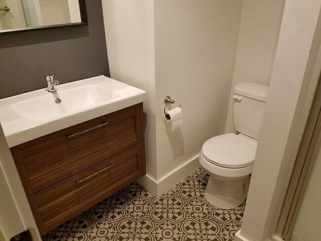 Building Photo - 109 Oak St