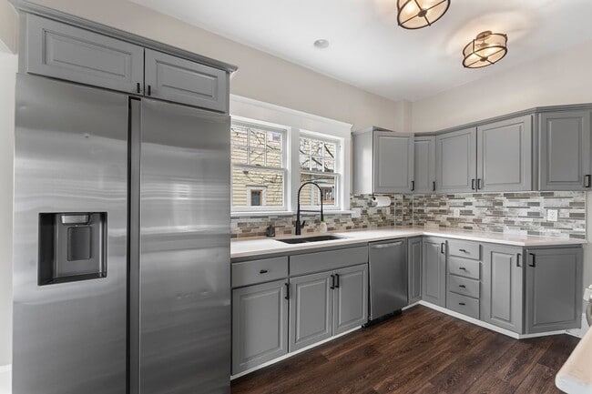 Foto del edificio - Stunning Craftsmen Beauty 3/1.5  bath 2000 sf! -ALBERTA/CONCORDIA