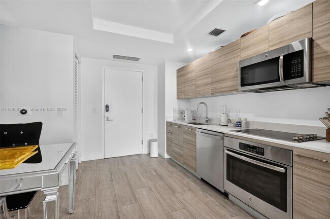Foto del edificio - 121 NE 34th St