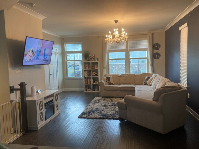 Building Photo - 5767 Meadowood St