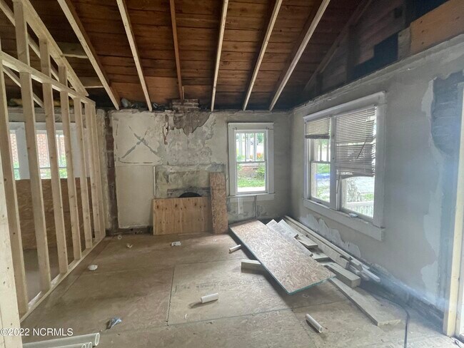 Building Photo - 102 N Summit St