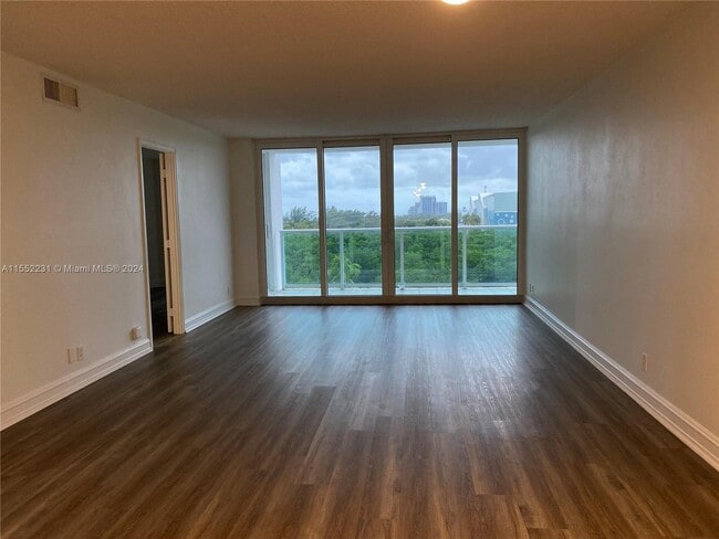 Foto del edificio - 100 Bayview Dr
