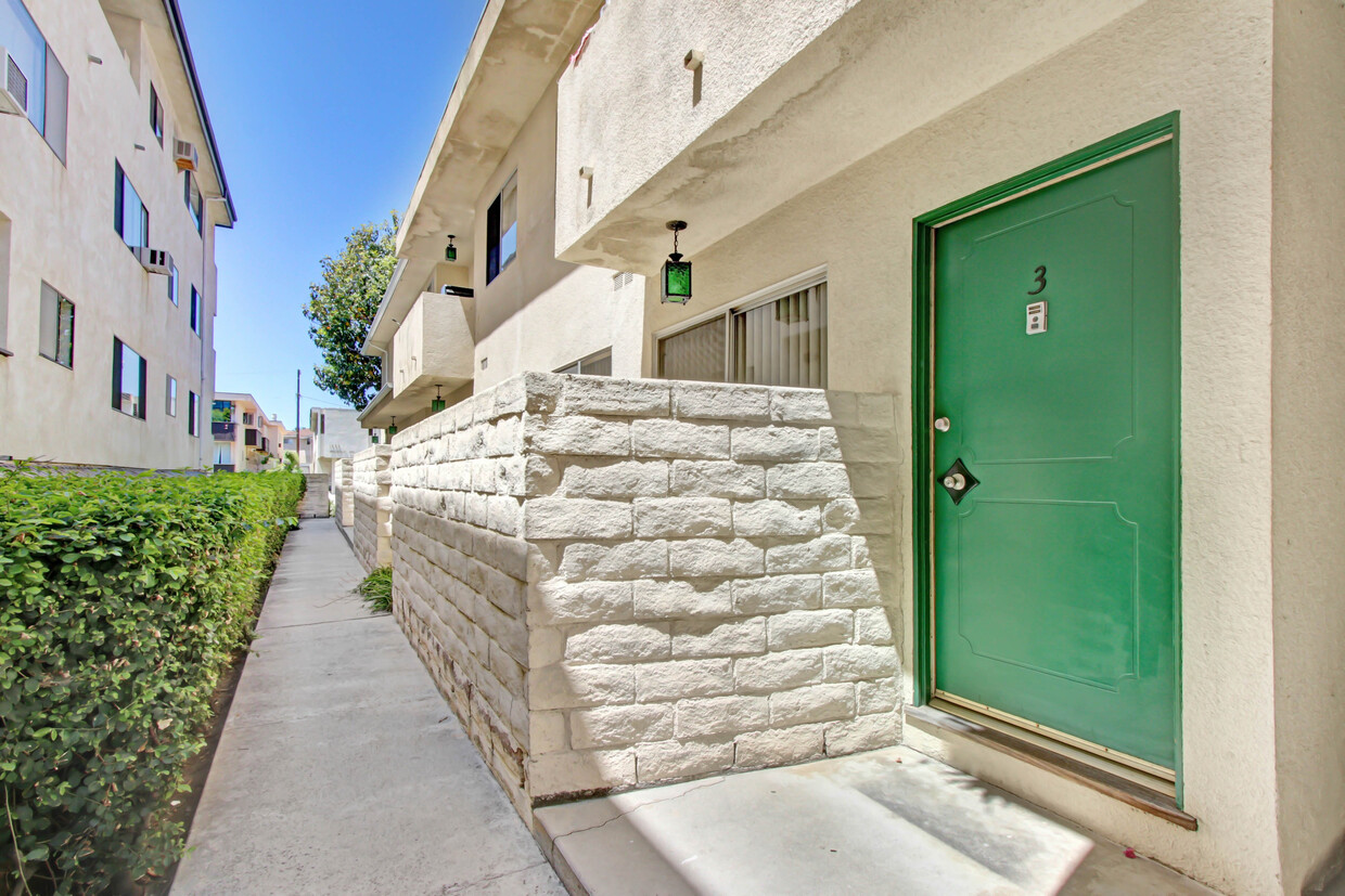 Building Photo - 1234 Wellesley Ave in West LA - steps to W...