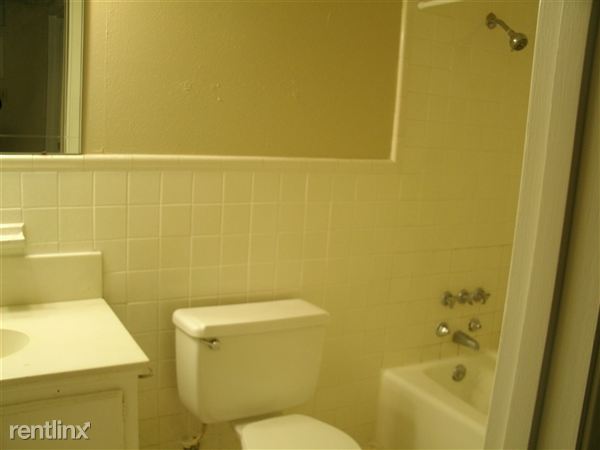 Building Photo - 825 E Ailsie Ave