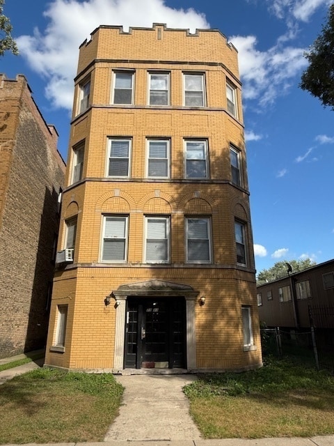 Building Photo - 7333 N Damen Ave