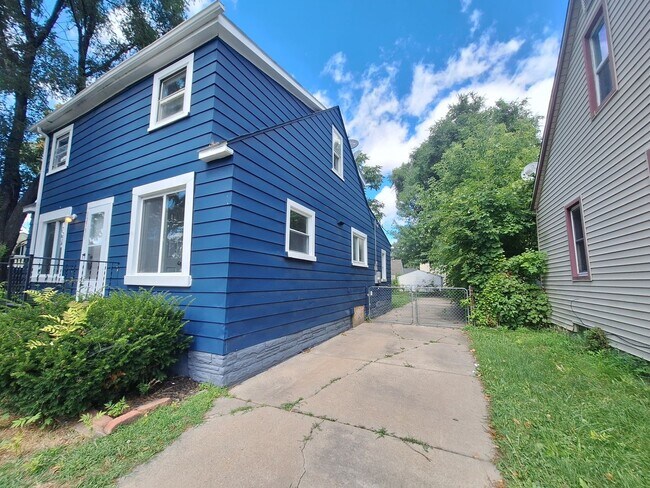 Foto del edificio - Spacious freshly updated 4 bedroom colonial