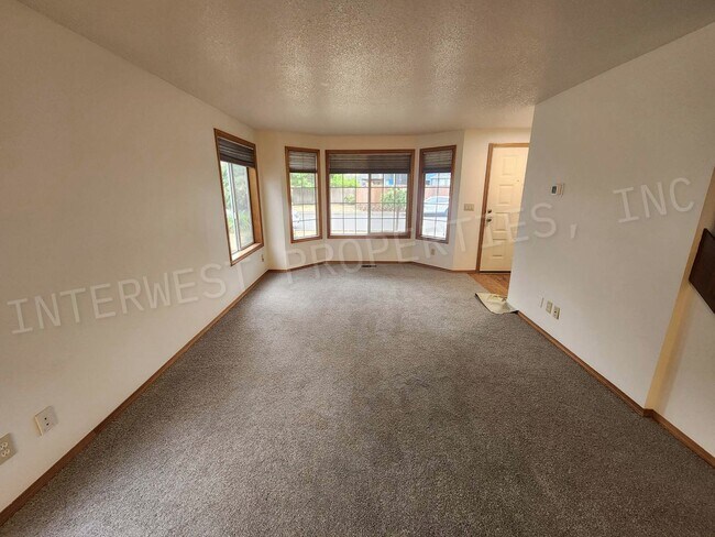 Building Photo - Spacious 4bd 2.5ba Rock Creek Home With 2 ...