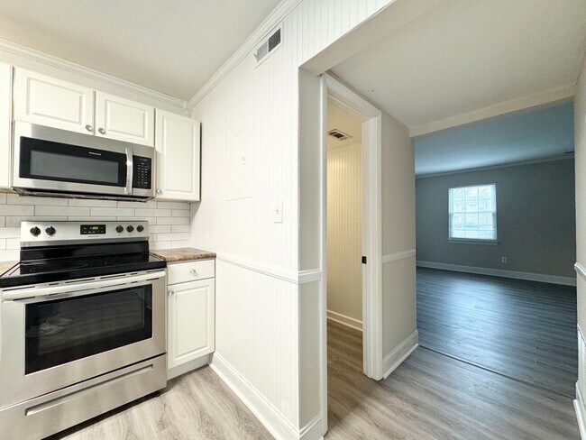 Foto del edificio - Beautiful Updated 2 BR/ 2.5 BA Near Wendover!