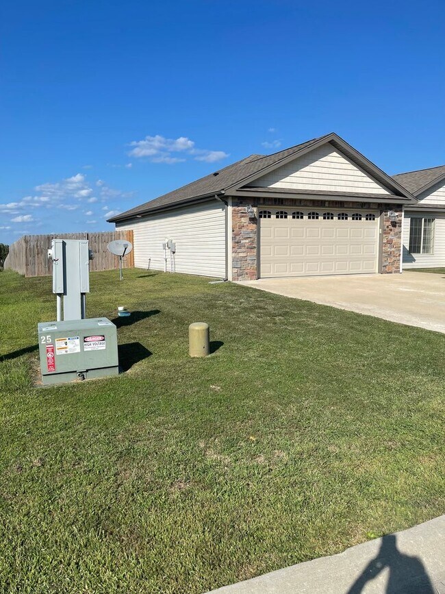 Building Photo - Available 06/24/2026