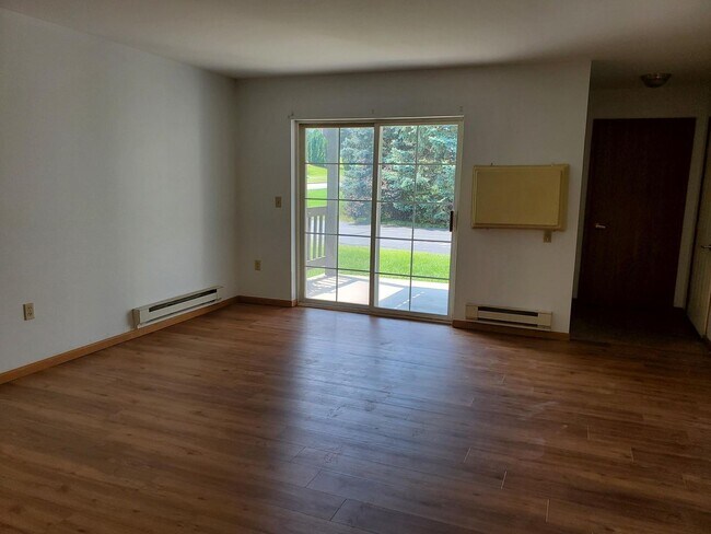 Foto del edificio - Pewaukee - Charming 2 Bedroom 2 Bath Apart...