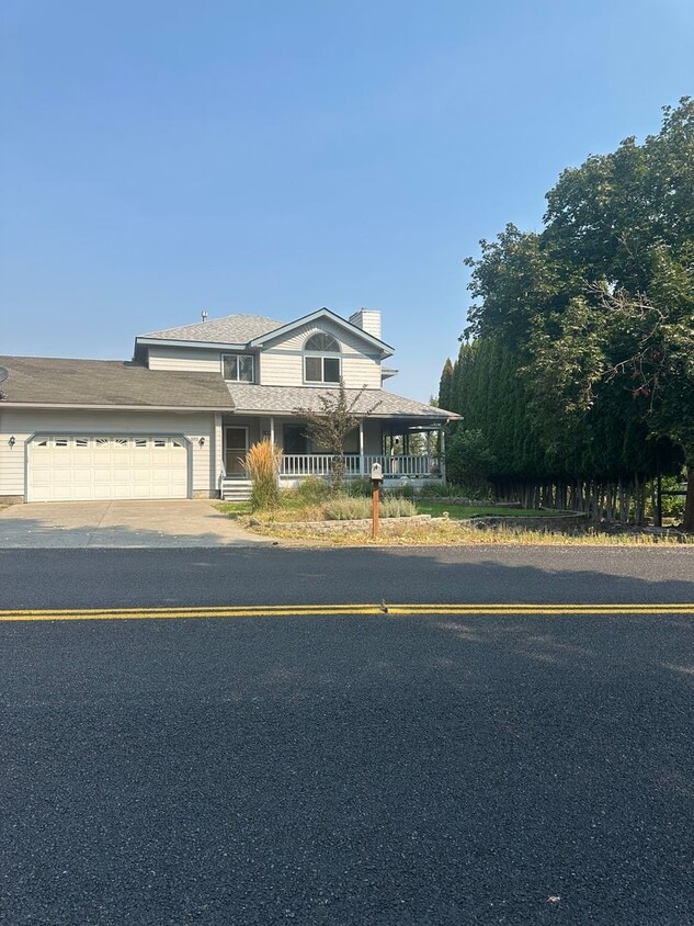 Foto principal - Two Story home with Finished basement- Hayden