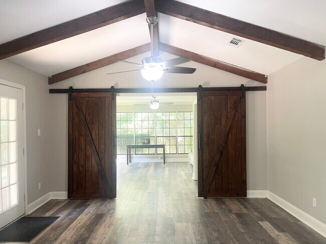 Building Photo - 114 S Meadow Ln