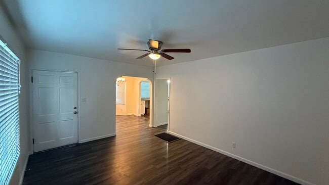 Building Photo - 605 E Tulare Ave