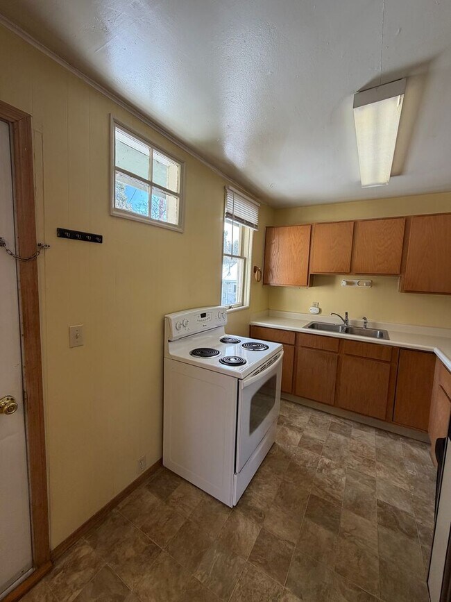 Foto del edificio - Hard to find 1 bdrm, 1 bath house close to OIT and Sky Lakes Medical Ctr