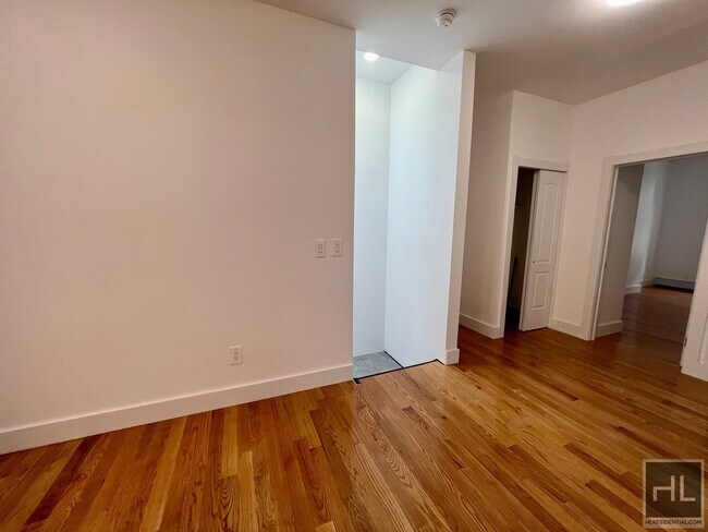 Foto del edificio - 3BR 2BA Sunny Top-Floor-Thru In Commuter H...