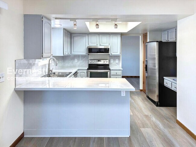 Foto del edificio - 4 Bed/2.5 Bath Home with Garage & Waterfront / Available Now!