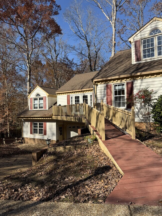 Apartamento frente con acceso por rampa - 2721 Linden Ln