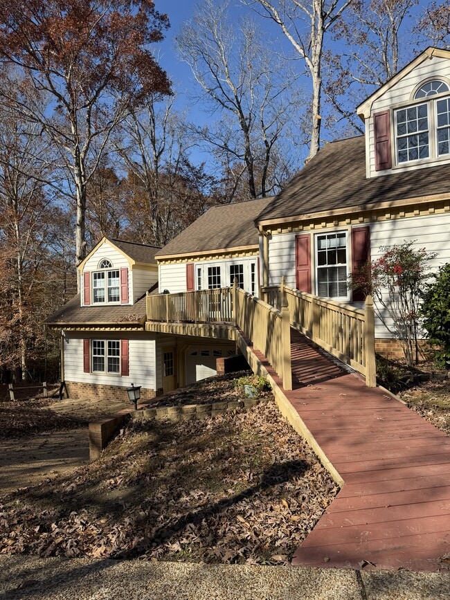 Apt front with ramp access - 2721 Linden Ln