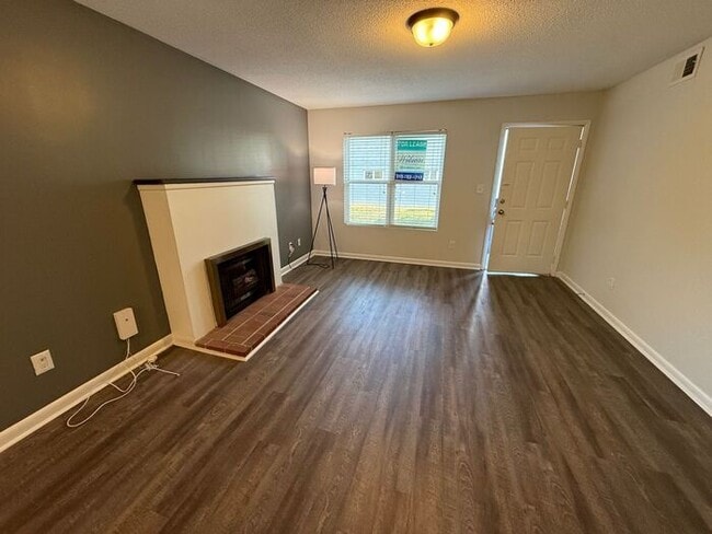 Foto del edificio - Collegeview Apartments! Updated 2 Bed 2 Bath Apartment with Washer/Dryer!