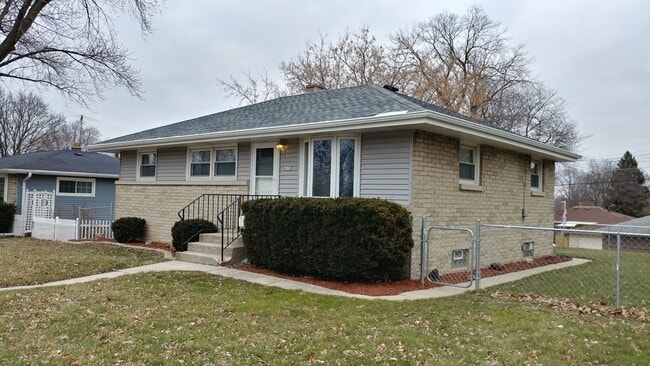 Building Photo - Charming 3-Bed Home with Private Yard – Gr...
