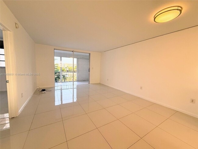 Building Photo - 2859 Leonard Dr