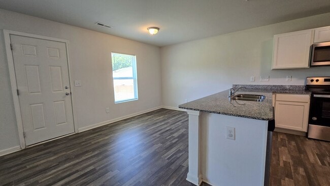Building Photo - 1810 S Hill Ave