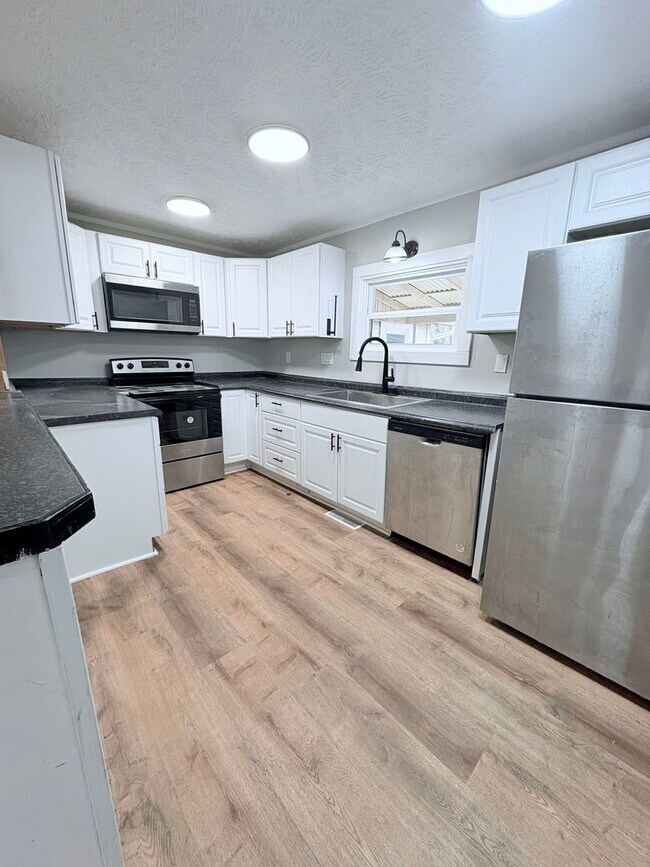 Building Photo - Charming 4 beds 3 baths in Reynoldsbug!