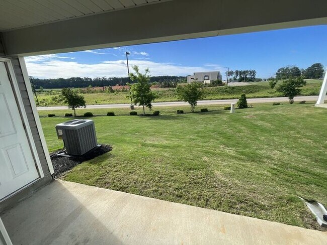 Building Photo - 3 Bedroom 2.5 Bathroom Townhome!