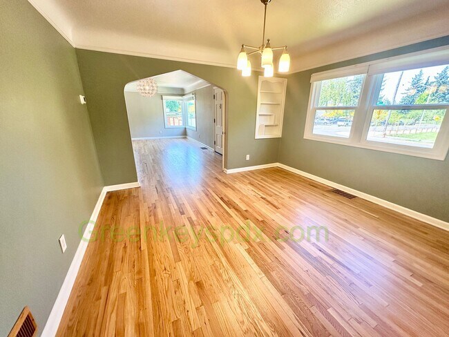 Foto del edificio - Huge 4 Bedroom 2 Bath House across from Rose City Golf Course