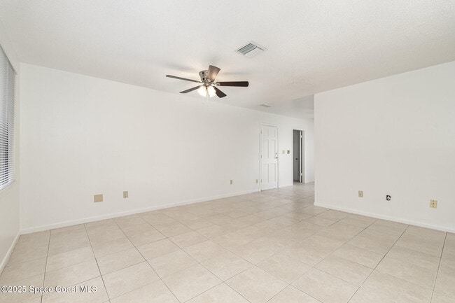 Building Photo - 4885 Cocoanut Dr