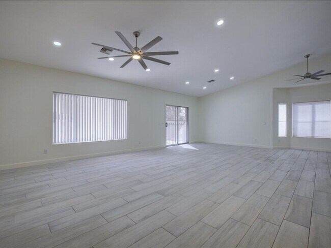 Foto del edificio - Spacious 3-Bedroom Home with 3-Car Garage & Large Backyard