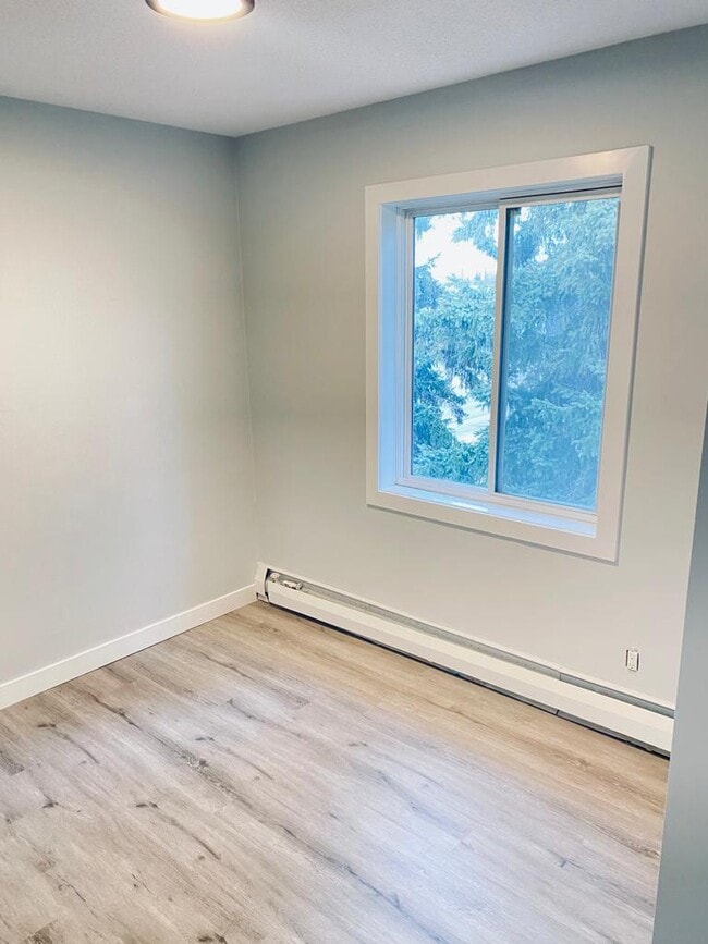 Building Photo - 12525-12118 118 Ave NW