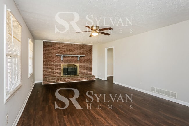 Building Photo - Welcome home to this stunning 4 bedroom, 2...