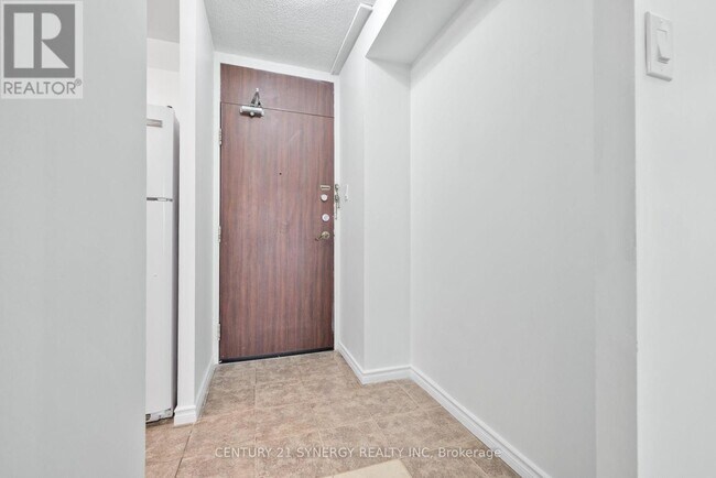 Building Photo - 2020 Jasmine Crescent