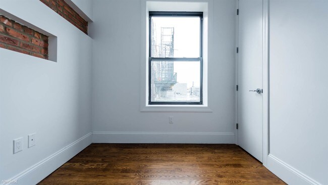 Building Photo - 1625 Putnam Ave